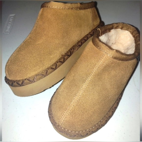 BearPaw Size 12c Cozy Tan Suede Slippers - Picture 1 of 4